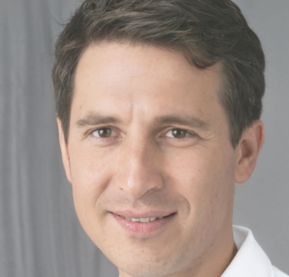 Portrait de Pierre Langlois, expert en planification financière