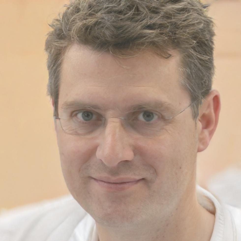 Portrait de Marc Dubois, expert en analyse financière